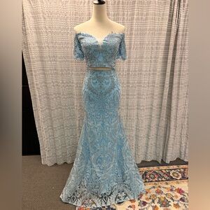Chic Off-Shoulder Lace Gown in Sky Blue